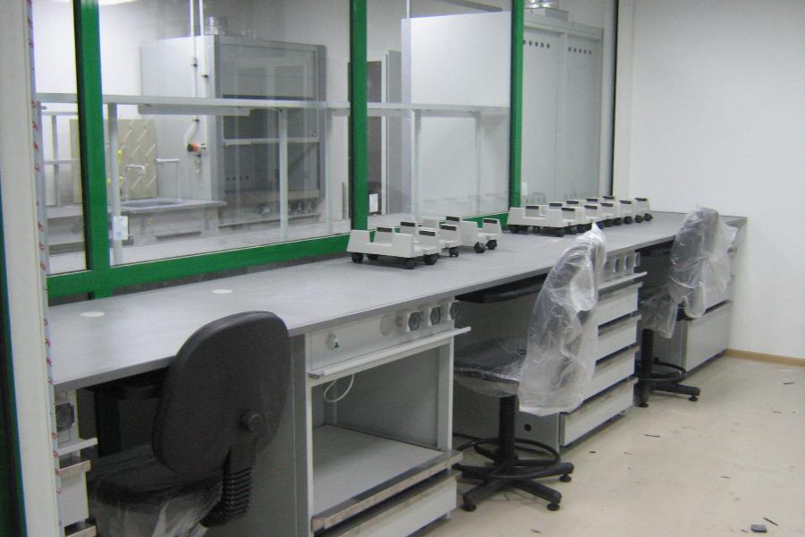 Мебель для химической лаборатории из тонкого креамогранита